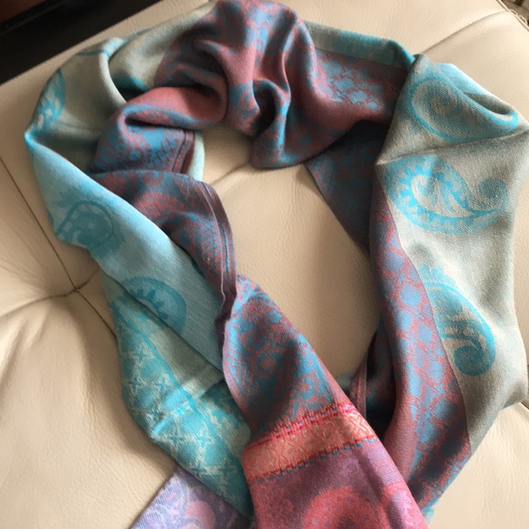 Pretty scarf/wrap - Picture 5 of 6